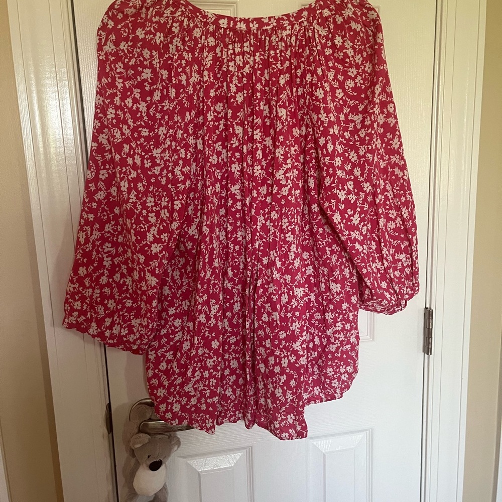 Old navy 2XL women’s gently used pink and white shirt, great condition.